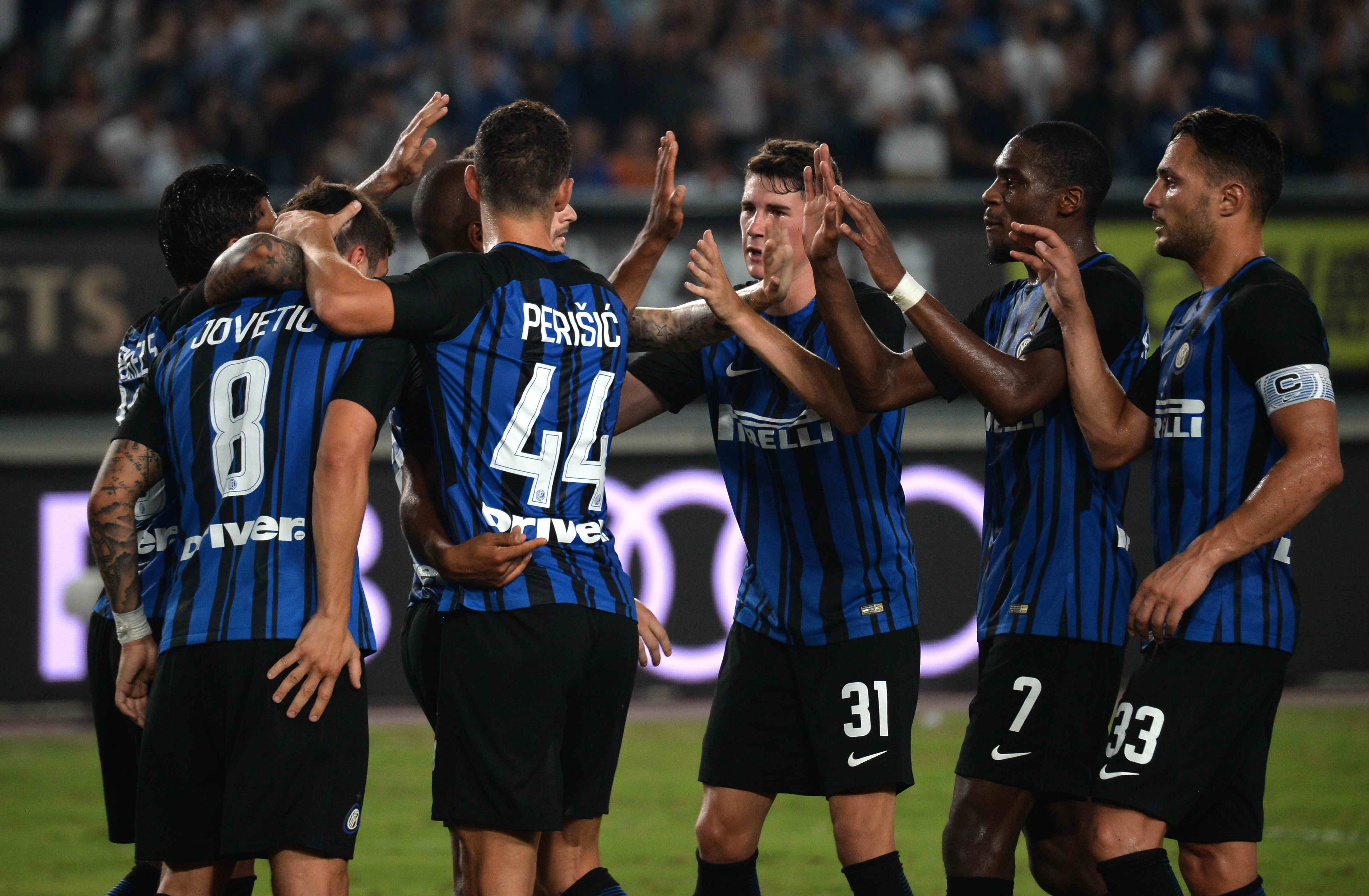 马刺客场115-102击败开拓者，福克斯37分带队取胜，展现全面实力。