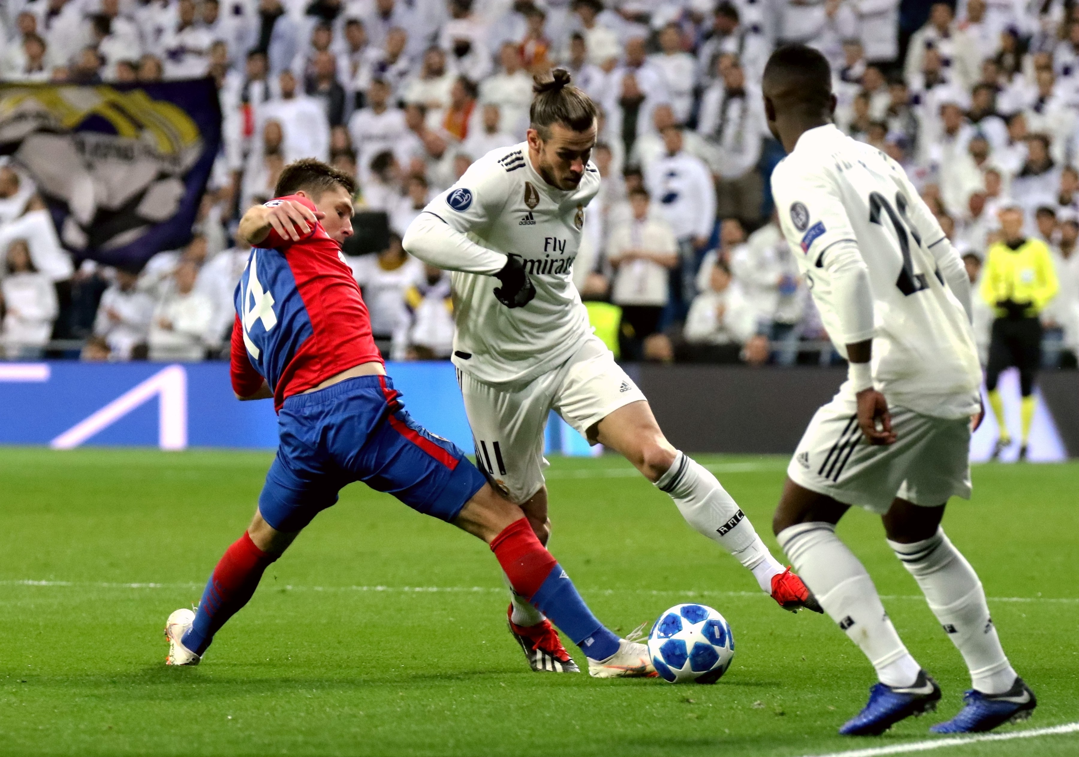 洛杉矶快船以131-116击败黄蜂，哈登55分刷新个人得分纪录，成为首位在两支球队保持得分纪录的球员。