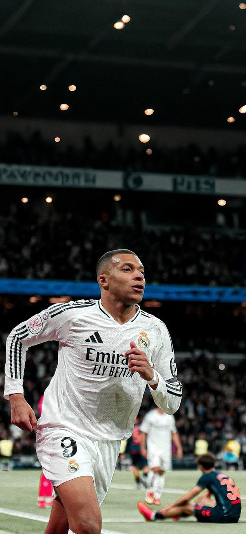 U22国足力克韩国U22，球迷在球员谢场时高喊“雄起”