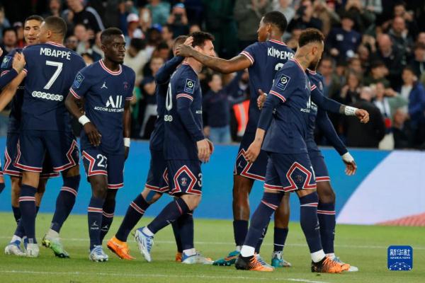 埃杜在高铁站被围满，合同今年到期，他说明年也希望在深圳